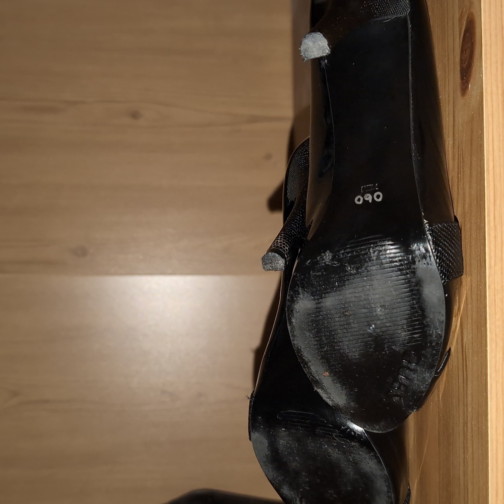 GUC Guess Heels - Picture 3 of 3